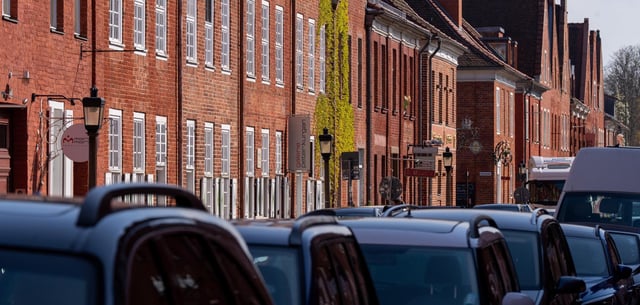 Autos parken dicht an dicht in der Mittelstraße im Potsdamer Holländischen Viertel