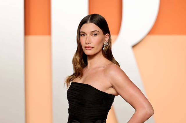 BEVERLY HILLS, CALIFORNIA - MARCH 02: Hailey Bieber attends the 2025 Vanity Fair Oscar Party Hosted By Radhika Jones at Wallis Annenberg Center for the Performing Arts on March 02, 2025 in Beverly Hills, California.  (Photo by Neilson Barnard/Getty Images for Vanity Fair)