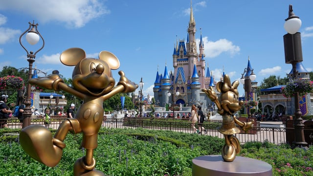 Walt Disney World suggested making reservations in advance due to the limited number of travel packages that can be combined with the complimentary dinner offer.