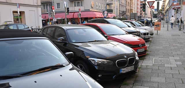 Alles voll: parkende Autos im Münchner Stadtteil Schwabing