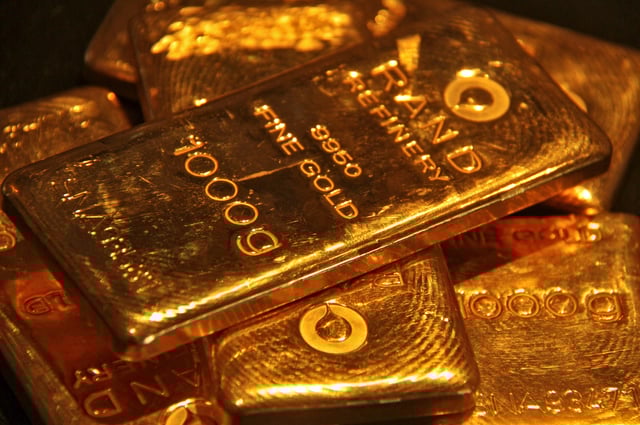 Gold bars are displayed at a gold jewellery shop in the northern Indian city of Chandigarh May 8, 2012. REUTERS/Ajay Verma/File Photo