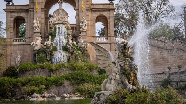  El Ayuntamiento de Barcelona ha reabierto este martes los primeros surtidores de las fuentes ornamentales de la ciudad