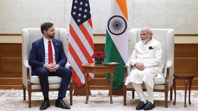 Das  Foto zeigt Indiens Premierminister Narendra Modi (R) im Gespräch mit US-Vizepräsident JD Vance während eines bilateralen Treffens in seiner Residenz in Neu-Delhi.