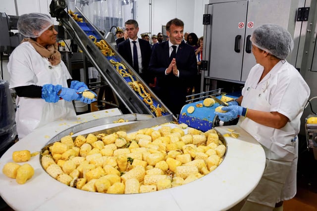 Emmanuel Macron lors d'une visite du site industriel Royal Bourbon à Bras-Panon, à la Réunion, le 22 avril 2025.