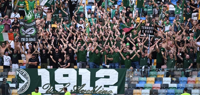 Die Fans von US Avellino 1912 halten trotz bescheidenen Erfolgs treu zu ihrem Verein