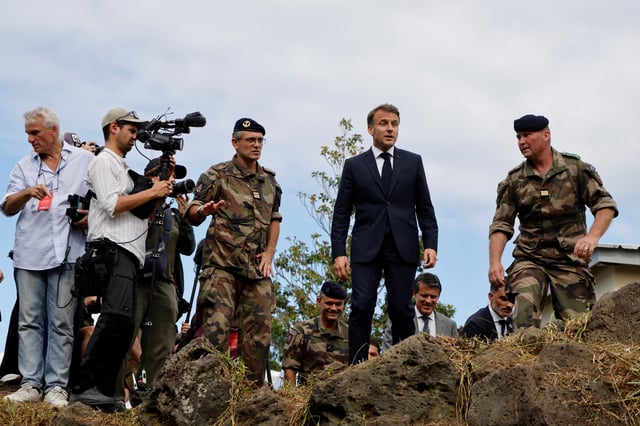 Emmanuel Macron assiste à une action contre le chikungunya du service militaire adapté, à Saint-Benoît, à La Réunion, le 22 avril 2025.
