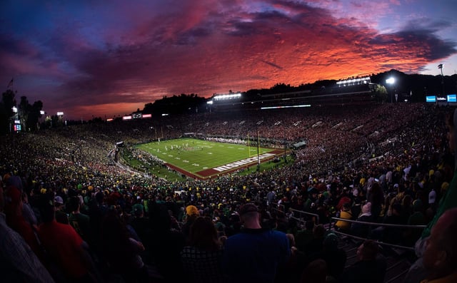 2AHXA4A Pasadena, CA. 01st Jan, 2020. A sunset over the stadium during the 2019 Rose Bowl game between the Oregon Ducks and the Wisconsin Badgers at the Rose Bowl Stadium in Pasadena, CA. John Green/CSM/Alamy Live News