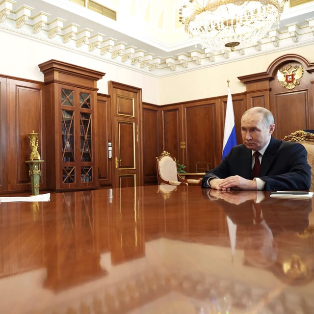 Der russische Präsident Wladimir Putin (r) spricht mit dem russischen Generalstabschef General Valeri Gerassimow während eines Treffens im Kreml