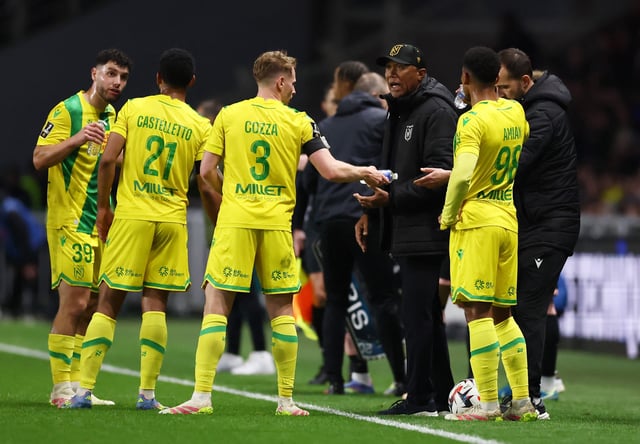 Soccer Football - Ligue 1 - Nantes v Paris St Germain - The Stade de la Beaujoire - Louis Fonteneau, Nantes, France - April 22, 2025 Nantes coach Antoine Kombouare with Nicolas Cozza and teammates REUTERS/Stephane Mahe