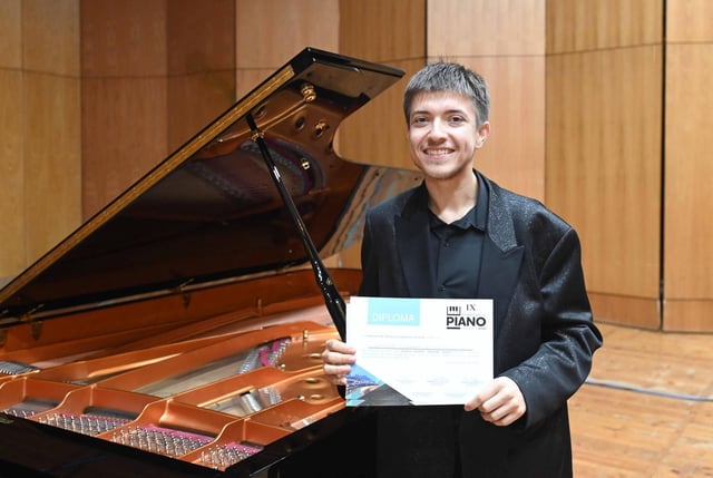 Estefan Vergara, este martes tras recibir el premio ganador.