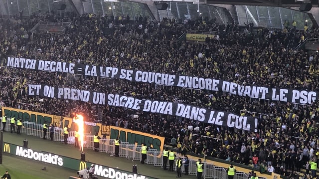 La banderole des supporters nantais visant la LFP et le PSG.
