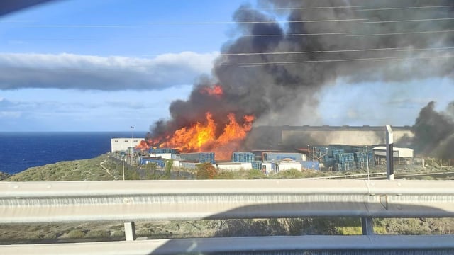 El fuego ha llegado al interior de una de las instalaciones, donde se han desplegado los bomberos