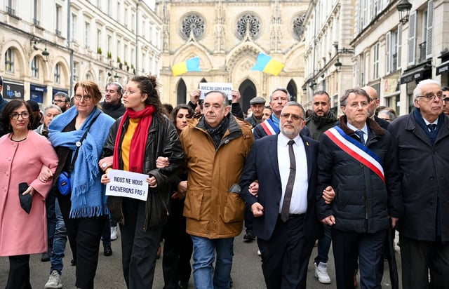 Lors de la marche silencieuse organisée après l'agression d'Arié Engelberg, à Orléans, le 25 mars 2025.