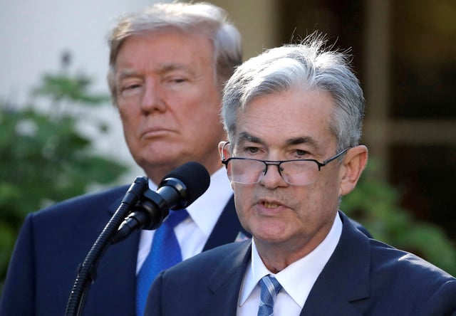 Jerome Powell, président de la Réserve fédérale américaine, parle sous le regard de Donald Trump, à la Maison Blanche, le 2 novembre 2017.