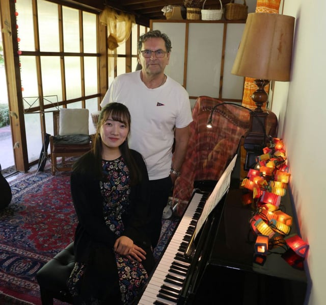 Rina Harada con Jorge Berridy,  en su casa de Coruxo. |  Alba Villar | PABLO H. GAMARRA