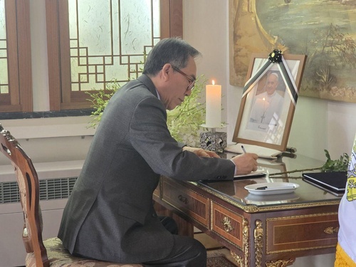 Foreign Minister Cho Tae-yul visits a memorial altar for the late Pope Francis at the Apostolic Nunciature in South Korea on April 23, 2025, in this photo shared on Cho's official account on X, formerly Twitter. (PHOTO NOT FOR SALE) (Yonhap)