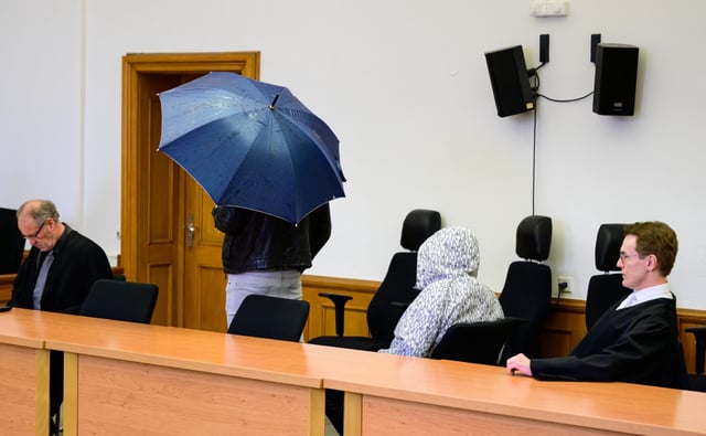 Blick auf die Anklagebank in Lüneburg: Lasse K. erhält eine 32monatige Haftstrafe, weil er auch Tonträger mir Rechtsrock verkaufte.