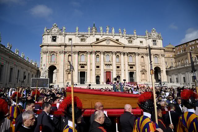 Pope Francis' body is carried in a coffin into Saint Peter's Basilica, on the day of its translation, at the Vatican, April 23, 2025. REUTERS/Dylan Martinez