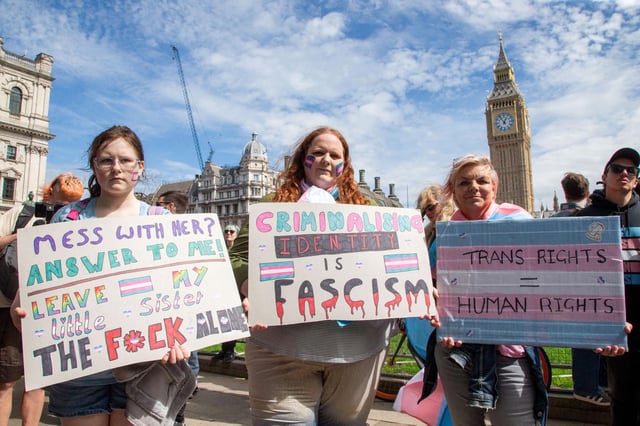 Tausende Aktivisten protestierten in London gegen das Urteil des britischen Obersten Gerichtshofs zur Definition des Begriffs „Frau“