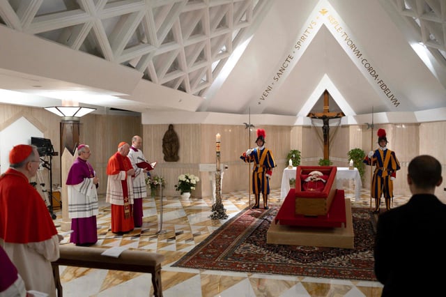 Gläubige können sich aktuell in der Kapelle der Heiligen Martha im Vatikan vom verstorbenen Papst verabschieden