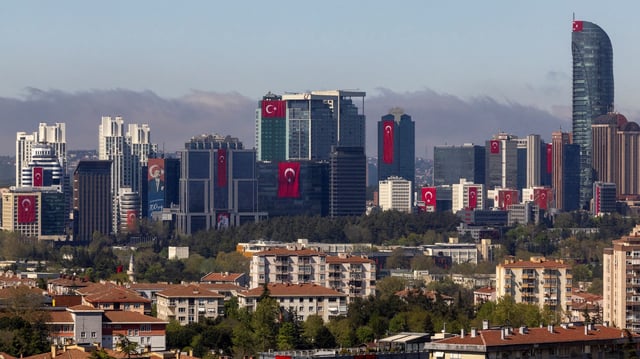 Les drapeaux nationaux de la Turquie sont affichés sur des bâtiments à l’approche de la Journée nationale de la souveraineté et de l’enfant dans le quartier financier d’Istanbul, en Turquie, le 22 avril 2025