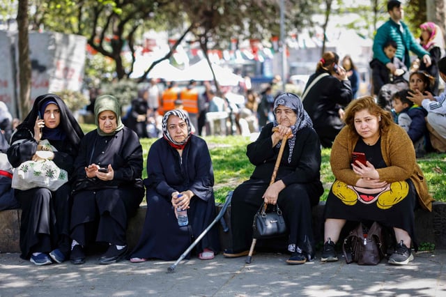 Viele Istanbuler flüchteten wie diese Frauen ins Freie