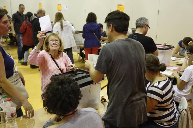 Una mujer vota en el referéndum del 1-O en 2017.