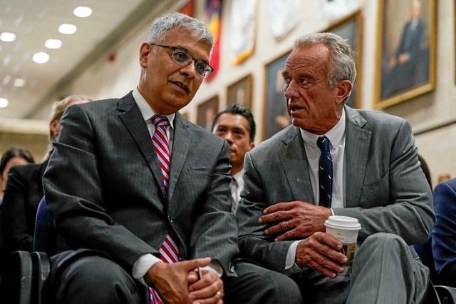 Marty Makary, nouveau chef de la Food and Drug Administration, et Robert Kennedy Jr., ministre de la Santé des États-Unis.
