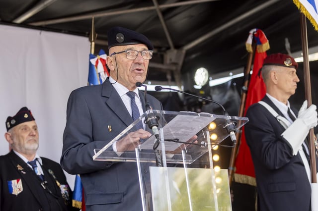 Le général André Coustou lors de la controversée « Marche de la Fierté Française » en mars 2022 organisé par le mouvement des retraités militaires Place d’Armes. Le ministère des armées a confirmé mercredi 23 avril 2025 sa radiation « pour manquement au devoir de réserve ».