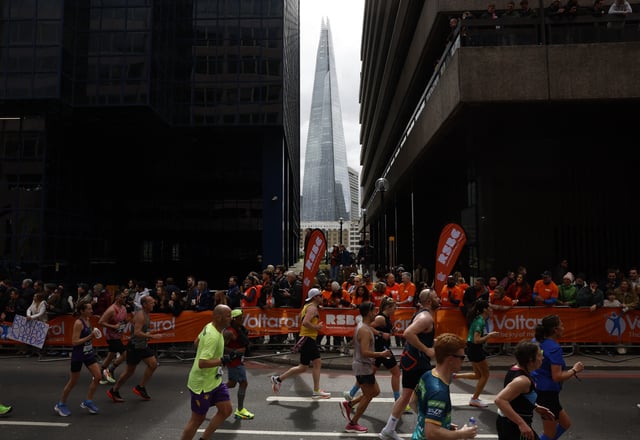 Athletics - London Marathon - London, Britain - April 21, 2024  General view of the participants in action as the Shard is seen during the marathon REUTERS/Peter Cziborra