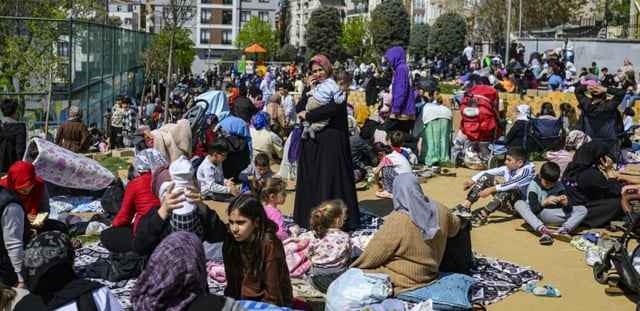 Des habitants d'Istanbul attendent dans un parc après un séisme suivi de plusieurs répliques, le 23 avril 2025