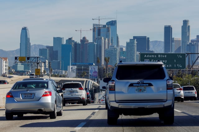 Traffic moves along a freeway as vehicles travel towards Los Angeles, California, U.S., March 22, 2022.  REUTERS/Mike Blake/File Photo