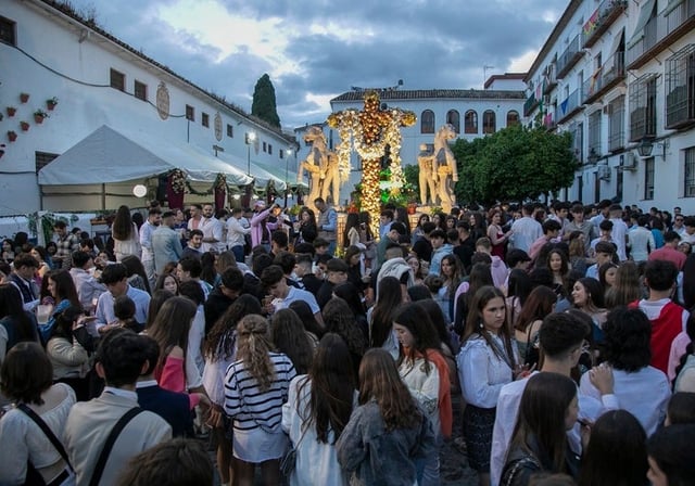 La cruz de mayo de la plaza Conde de Priego (Santa Marina), el año pasado al anochecer
