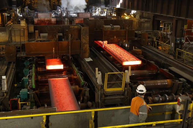 ArcelorMittal envisage de supprimer « environ 600 postes » dans sept sites industriels du nord de l’Hexagone, selon un communiqué publié mercredi 23 avril 2025. Ici, l’usine de Dunkerque.