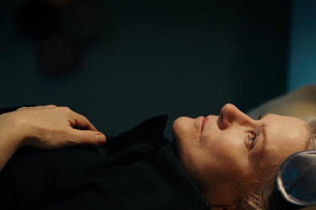 Die Hauptdarstellerin des Filmes liegt im Dunkeln und blickt zur Decke