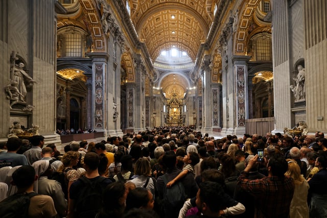 Des fidèles viennent rendre hommage au pape François à la basilique Saint-Pierre, au Vatican, le 23 avril 2025.