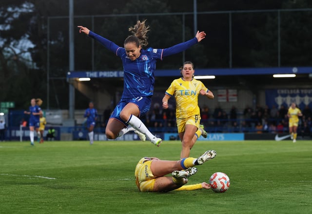 Soccer Football - Women's Super League - Chelsea v Crystal Palace - Kingsmeadow, London, Britain - April 23, 2025 Chelsea's Guro Reiten in action with Crystal Palace's Hayley Nolan Action Images via Reuters/Paul Childs