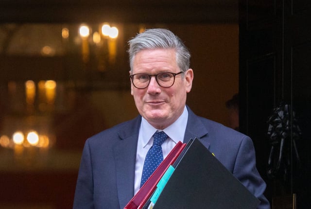 23. April 2025, London, England, Vereinigtes Königreich: Der britische Premierminister KEIR STARMER verlässt Downing Street 10 vor der Fragestunde des Premierministers im House of Commons. Der britische Premierminister Keir Starmer verläßt Downing Street 10: Transfrauen sind keine Frauen. Foto: IMAGO / ZUMA Press Wire