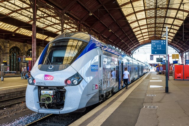 Le Pass Rail était vendu 49 euros par mois en juillet et août 2024 et permettait aux jeunes de 16 à 27 ans de voyager en illimité sur les lignes régionales TER et Intercités.
