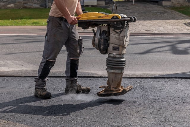 Ein Bauarbeiter mit einem Presslufthammer. Nach der Grundsteuerreform wird Bauen und Wohnen teurer.
