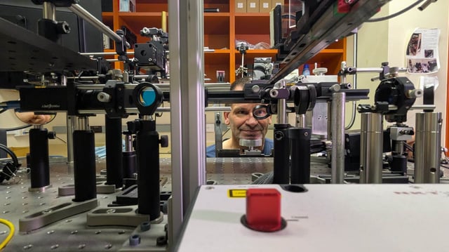 UC Berkeley scientists created a new platform called “Oz” that directly controls up to 1,000 photoreceptors in the eye at once, providing new insight into the nature of human sight and vision loss. In this photo, Oz creator Austin Roorda, a professor of optometry and vision science at UC Berkeley, demonstrates what it looks like to be part of the Oz experiment. (Credit: UC Berkeley)