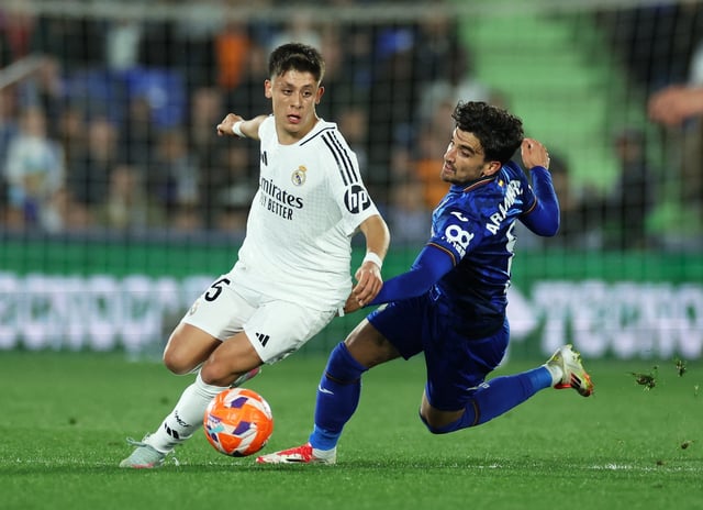 Soccer Football - LaLiga - Getafe v Real Madrid - Estadio Coliseum, Getafe, Spain - April 23, 2025 Real Madrid's Arda Guler in action with Getafe's Mauro Arambarri REUTERS/Isabel Infantes