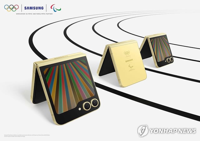 This file photo provided by Samsung Electronics Co. shows the Galaxy Z Flip 6 Olympic edition unveiled at the Galaxy Unpacked 2024 event in Paris, France, on July 10, 2024. (PHOTO NOT FOR SALE) (Yonhap)
