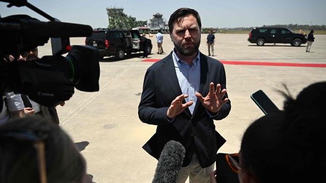JD Vance steht vor Vertretern der Presse