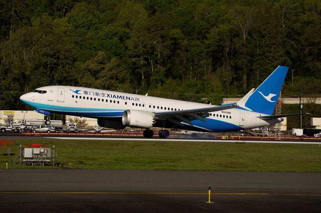 A Boeing 737 MAX 8, the second jet intended for use by a Chinese airline to be returned to its manufacturer, lands at Boeing Field, as trade tensions escalate over U.S. tariffs with China, in Seattle, Washington, U.S. April 22, 2025. REUTERS/David Ryder