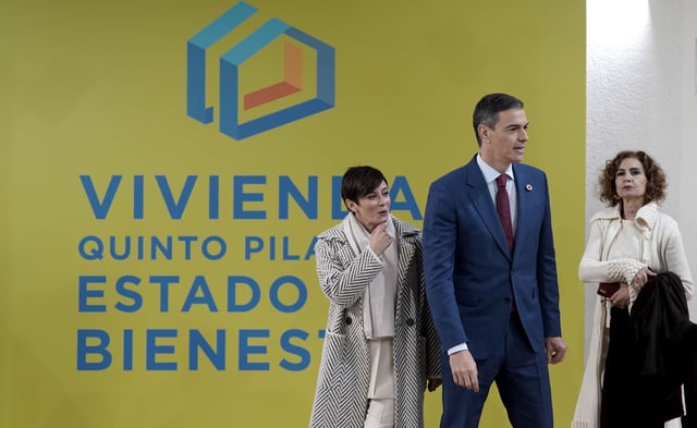 El presidente del Gobierno, Pedro Sánchez, junto a la vicepresidenta primera, María Jesús Montero, y la ministra de Vivienda, Isabel Rodríguez, durante la presentación del plan de medidas para fomentar alquiler este lunes en Madrid.