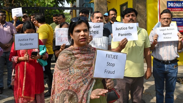 Parents protest outside the FIITJEE Sector 62 campus in Noida on April 13, 2025. (Sunil Ghosh/ HT) 
