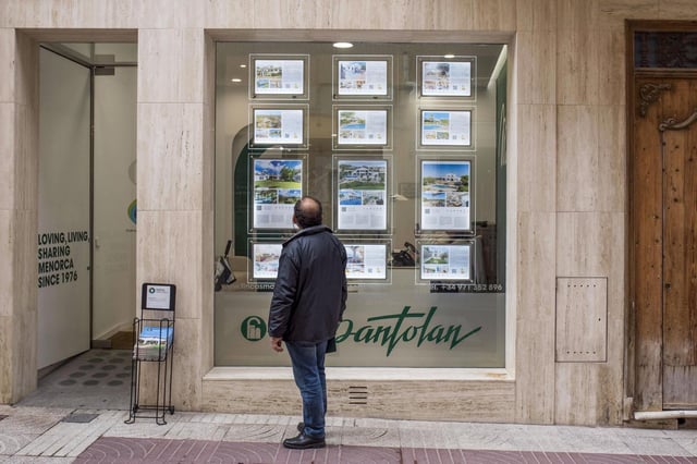 Un ciudadano mira ofertas de viviendas en venta