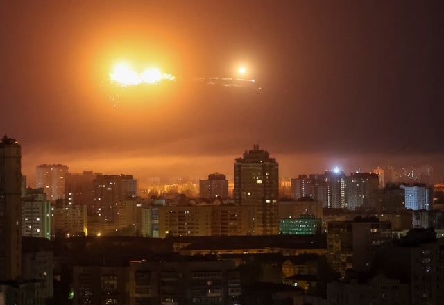 Un missile balistique explose dans le ciel au-dessus de Kiev lors d’une attaque de drone russe, le 24 avril 2025.