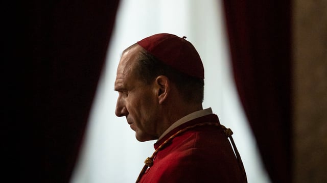 Ralph Fiennes incarne le cardinal Lawrence dans Conclave.